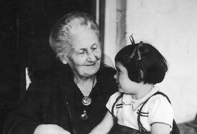 dr-maria-montessori-with-children